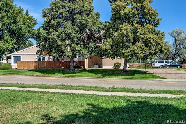 view of front of property featuring a front yard