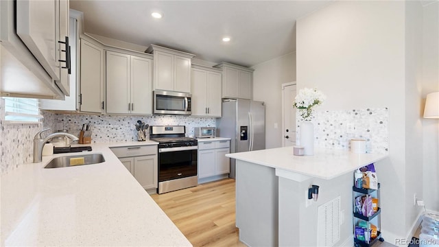 17947 E 95th Ave, Commerce City, CO 80022 - kitchen featuring stainless steel appliances, a sink, gray cabinets, and recessed lighting
