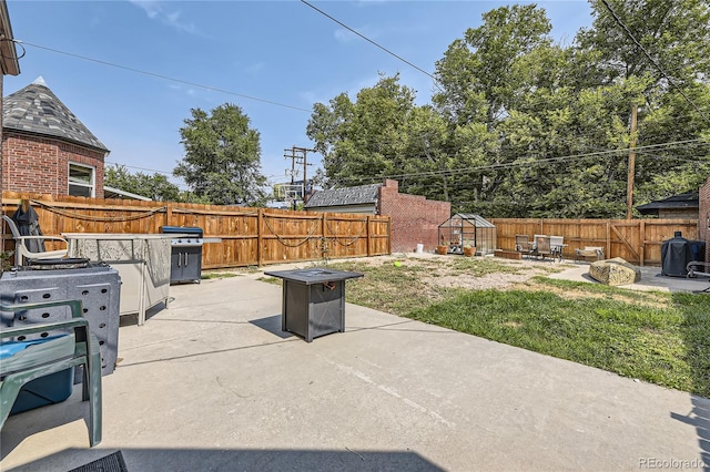 view of patio featuring a fire pit