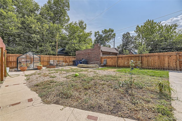 view of yard featuring an outdoor structure