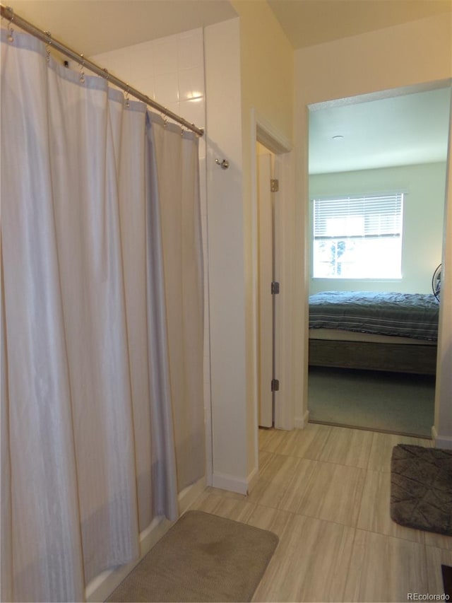 bathroom featuring a shower with shower curtain