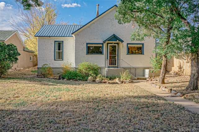 view of front facade featuring a front lawn