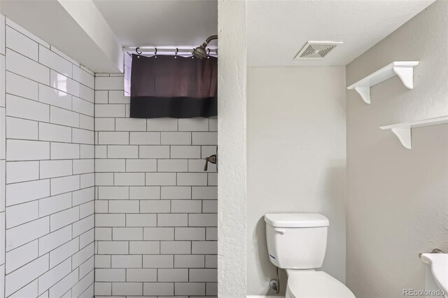3075 Fairfax St, Denver, CO 80207 - bathroom with toilet, visible vents, and tiled shower