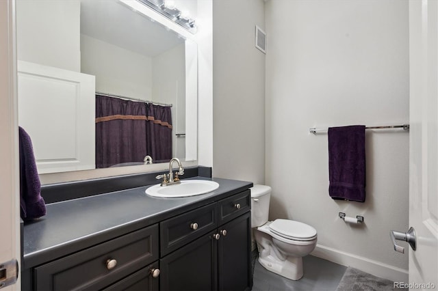full bath with baseboards, toilet, vanity, and curtained shower