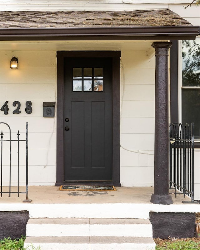 property entrance featuring a porch