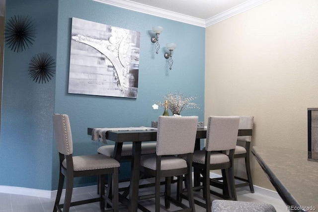 dining area with ornamental molding