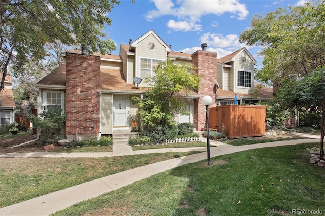 view of front of property featuring a front yard