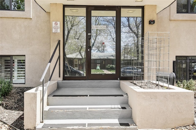 property entrance featuring stucco siding