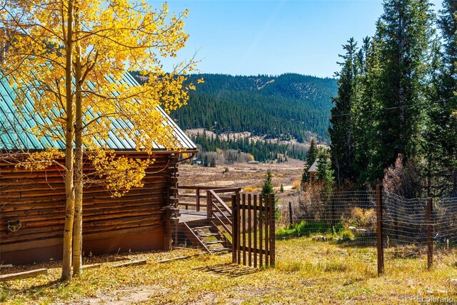 view of yard with a mountain view