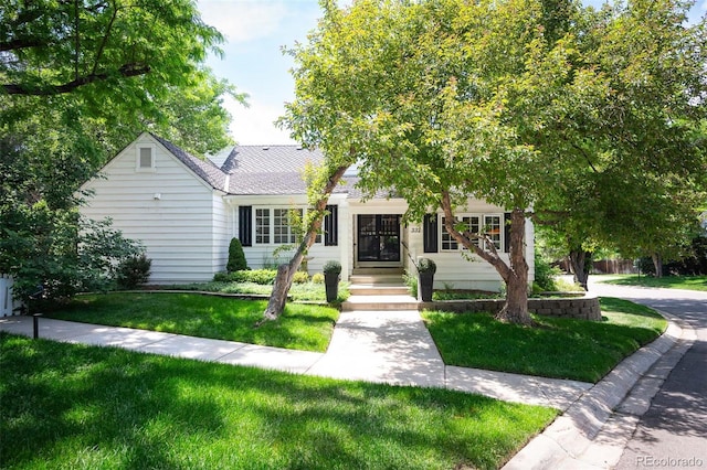 view of front facade with a front yard