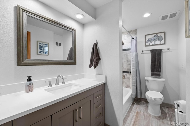 9700 W 88th Pl, Westminster, CO 80021 - bathroom featuring toilet, vanity, shower / bath combo with shower curtain, baseboards, and recessed lighting