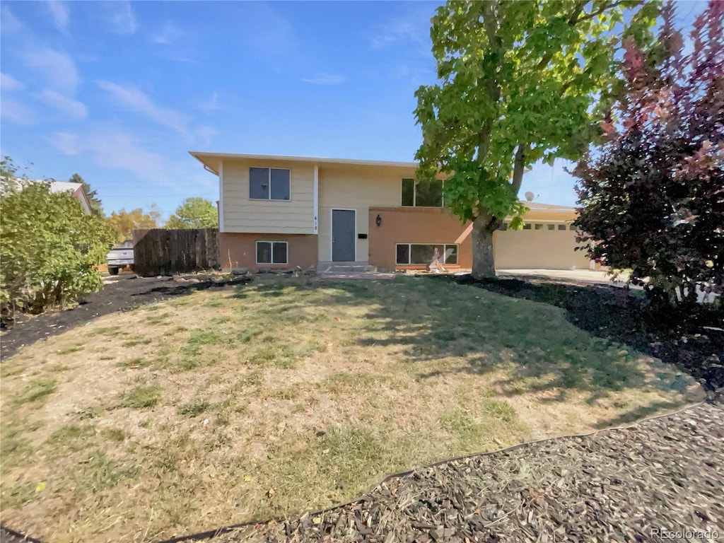 view of front of home featuring a front yard