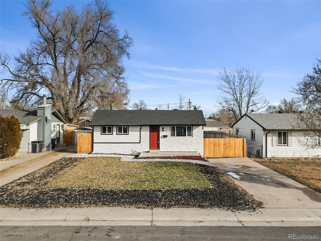 view of front of house featuring a front lawn