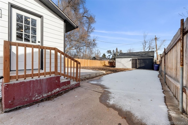 view of yard featuring an outbuilding and a garage