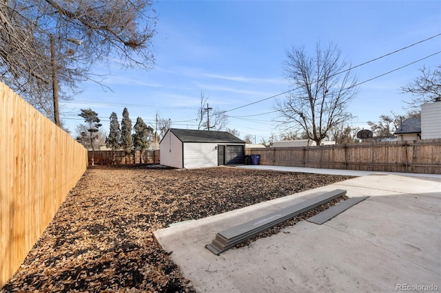 view of yard featuring an outdoor structure