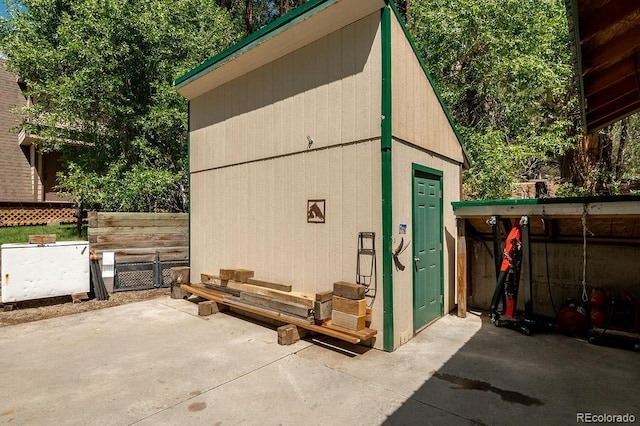 view of outdoor structure with an outbuilding