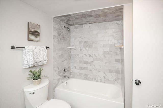 bathroom with toilet and tiled shower / bath