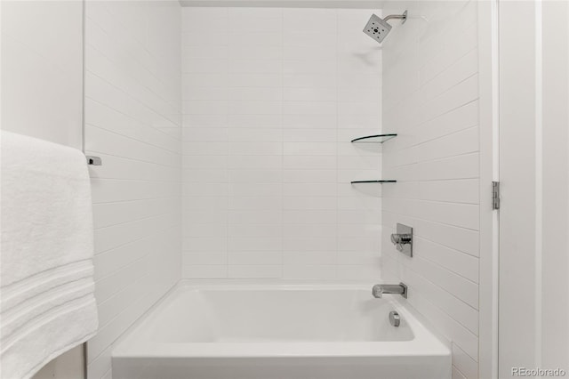 bathroom featuring tiled shower / bath