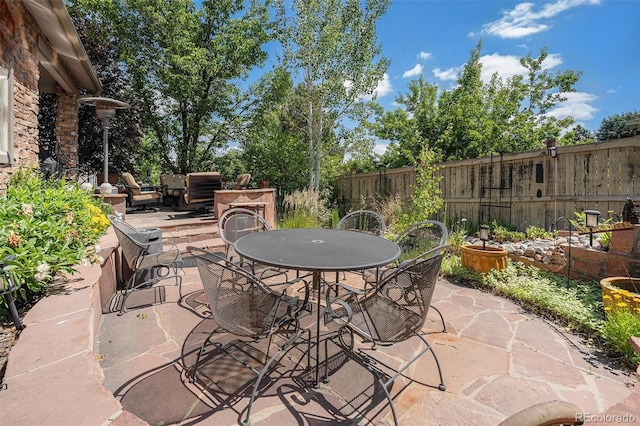 10994 Shadowbrook Cir, Highlands Ranch, CO 80130 - fenced backyard with outdoor dining area and a patio