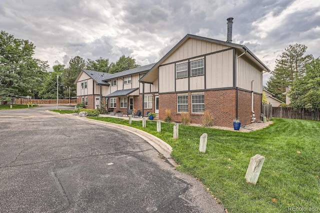 view of front of property featuring a front yard