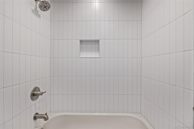 bathroom with tiled shower / bath combo