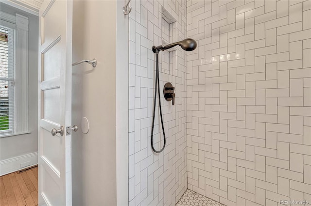 bathroom featuring tiled shower