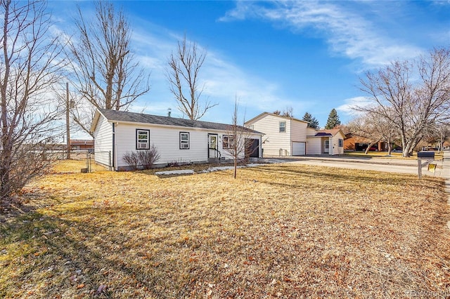 view of front of property featuring a front lawn
