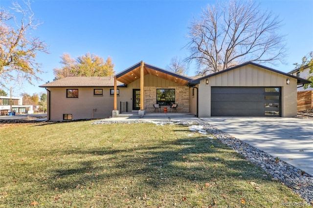 view of front facade featuring a front yard and a garage