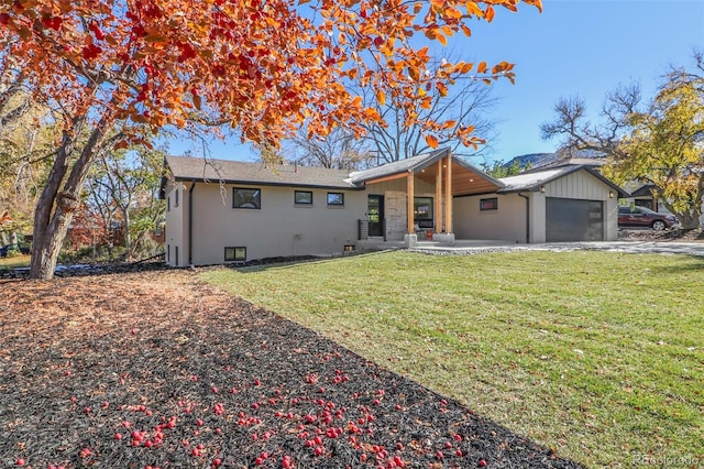 view of front of home featuring a front yard and a garage