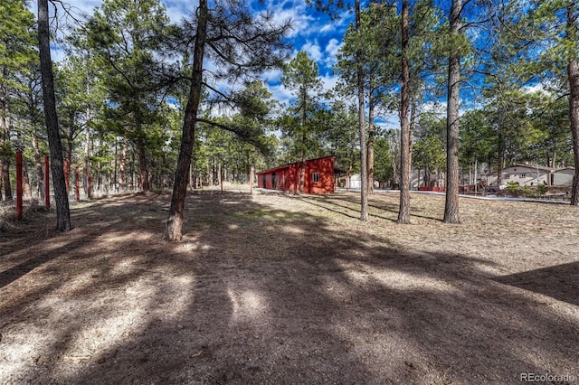 view of yard with an outdoor structure