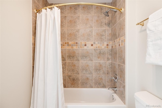 bathroom featuring toilet and shower / bath combo