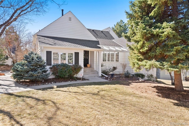 view of front of property featuring a front lawn, a shingled roof, and a pergola