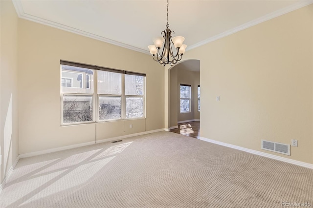 carpeted empty room with arched walkways, visible vents, crown molding, and an inviting chandelier