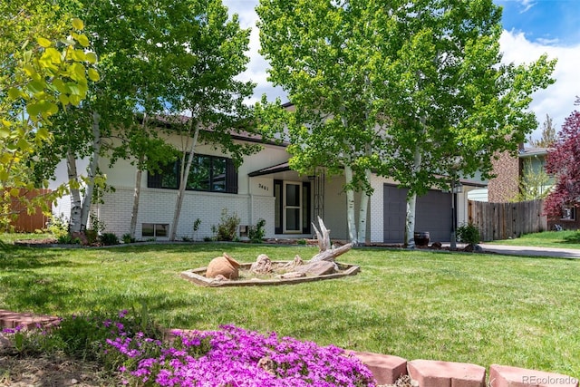 view of front of property featuring a front yard