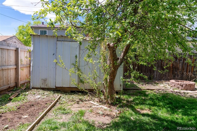 view of yard with a shed