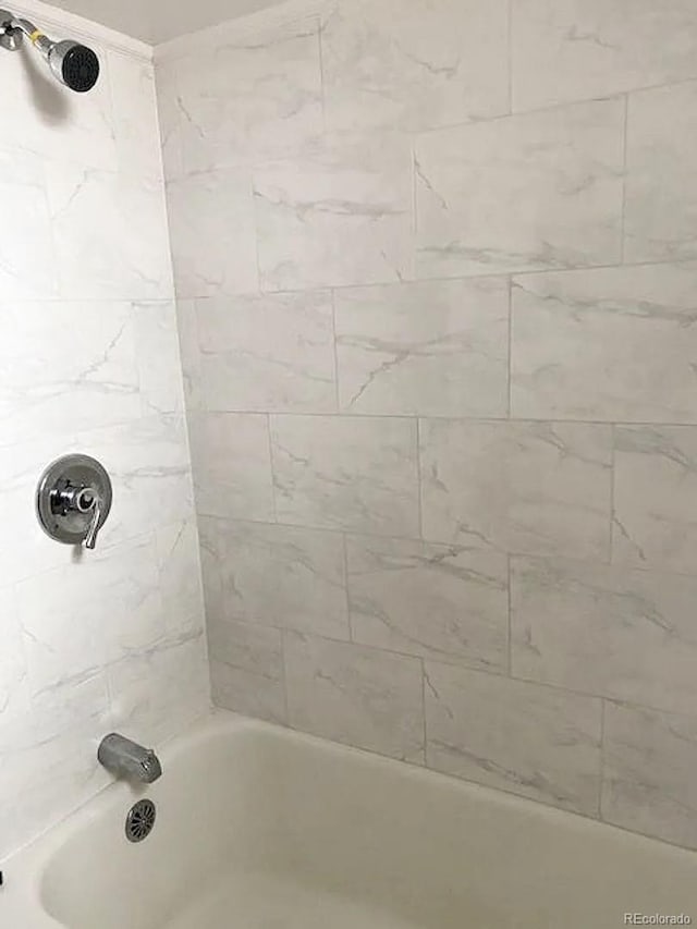 bathroom with tiled shower / bath combo