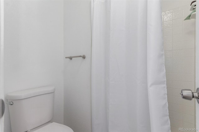 1622 S Idalia Cir Unit E, Aurora, CO 80017 - bathroom featuring toilet and a shower with shower curtain
