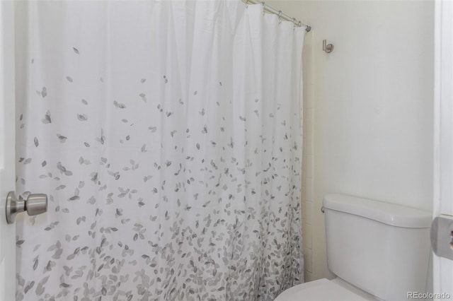 1622 S Idalia Cir Unit E, Aurora, CO 80017 - full bathroom featuring toilet and curtained shower
