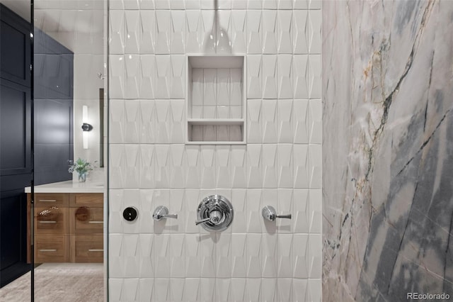 bathroom featuring a tile shower