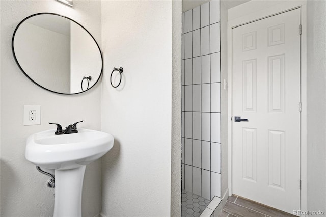 206 Troy St, Aurora, CO 80011 - bathroom with tiled shower