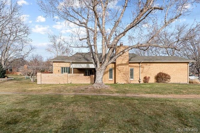 view of front facade featuring a front yard