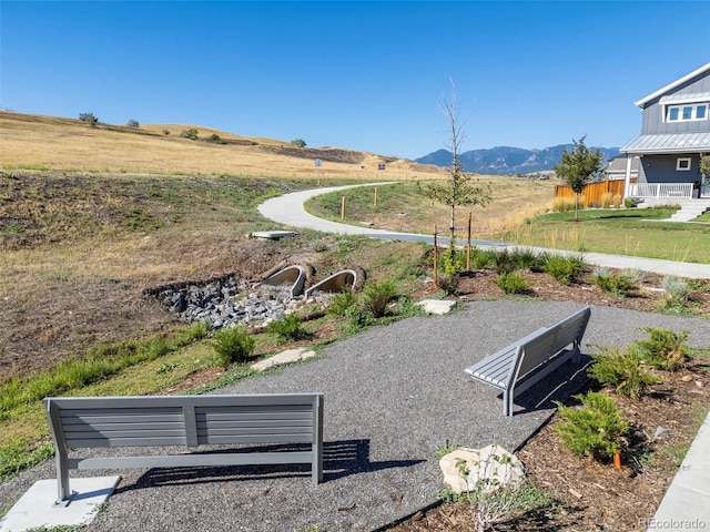 view of yard with fence and a mountain view