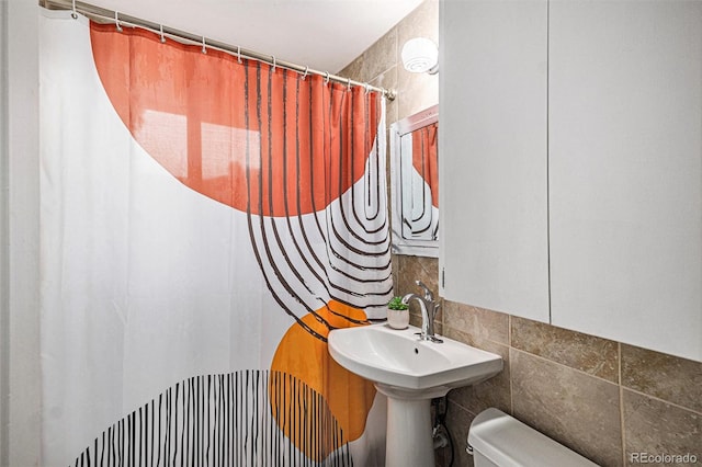 4051 S Cherokee St, Englewood, CO 80110 - full bath with tile walls, curtained shower, and backsplash