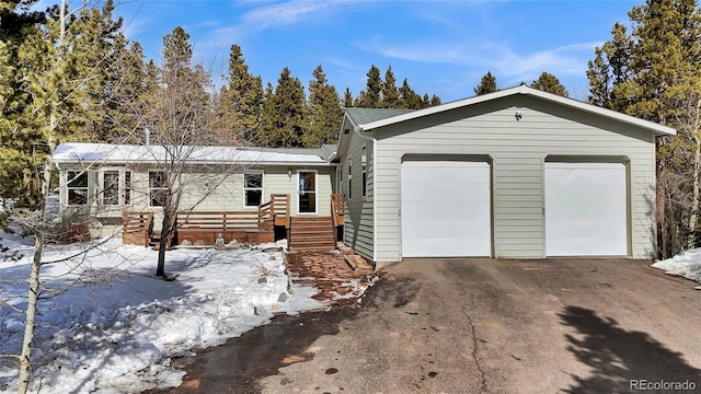 view of front of house with driveway