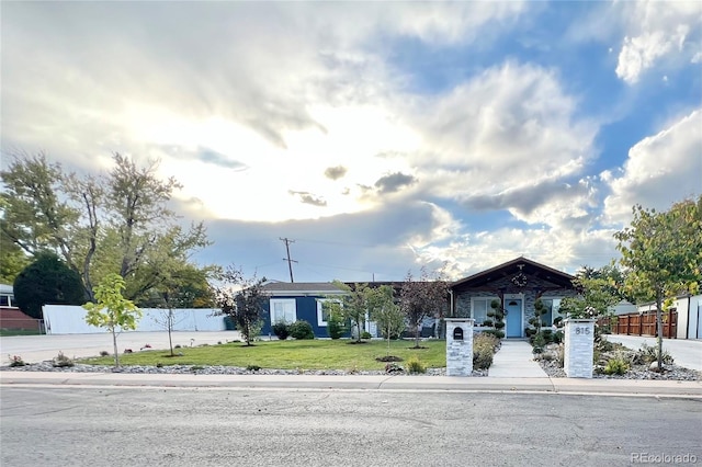 single story home featuring a front lawn