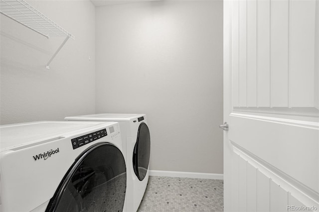 118 N Newcastle Way, Aurora, CO 80018 - laundry room featuring washing machine and dryer and baseboards