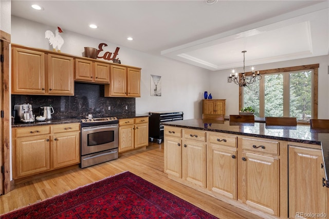 1654 Muirfield Ln, Evergreen, CO 80439 - kitchen featuring stainless steel electric stove, a raised ceiling, light wood finished floors, backsplash, and recessed lighting