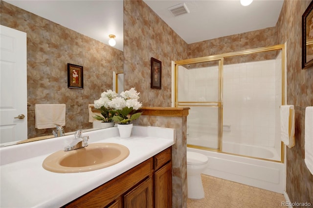 full bath with visible vents, toilet, enclosed tub / shower combo, vanity, and wallpapered walls