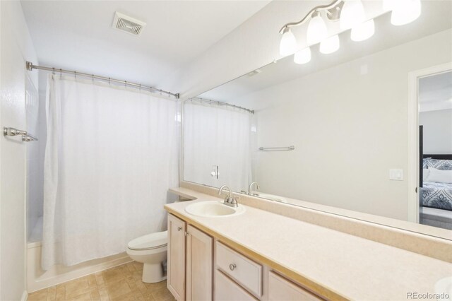 bathroom with toilet, vanity, ensuite bath, and shower / tub combo with curtain