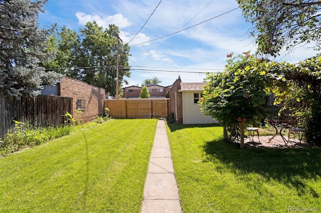 view of yard featuring a storage unit